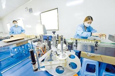 湖北真福醫(yī)藥公司工人在包裝產(chǎn)品